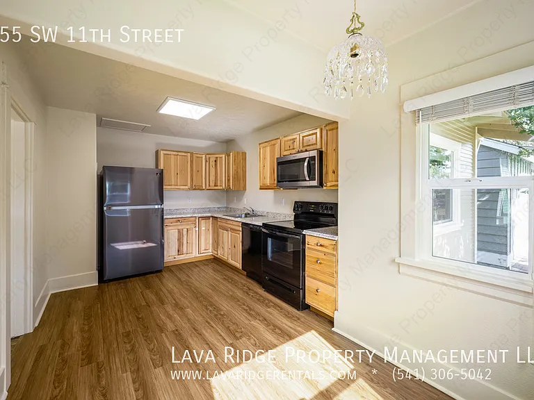 655 SW 11th St — Photo 8