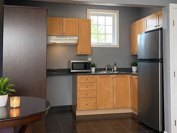 2nd image of 6 Quincy Pl N