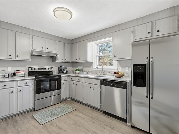 4th image of 553 Union St