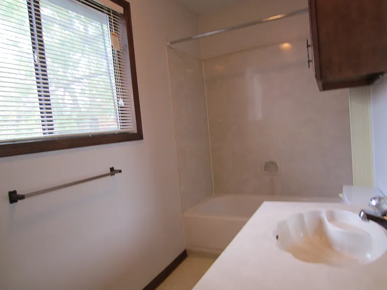 (617-629 East Grand)The Next Best Thing To Campus Housing!! — Photo 15