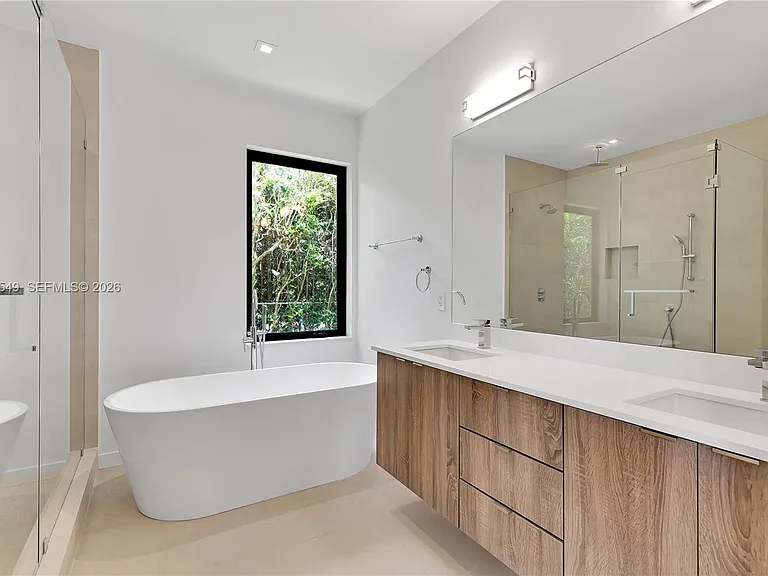 950 Bayamo Ave — Photo 38