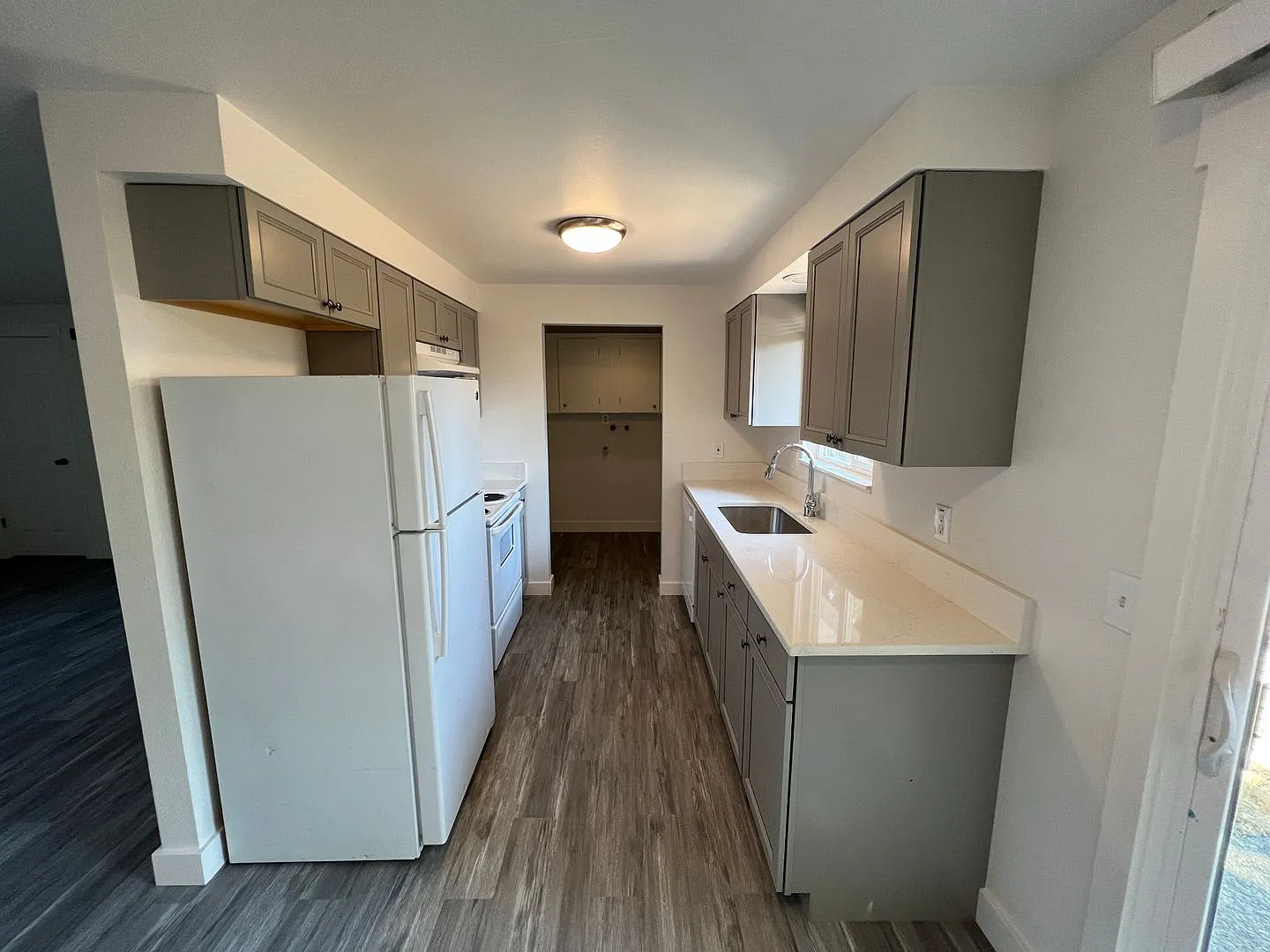 Adorable 2BD/2BA Ranch Style Duplex in Cul-De-Sac! — Photo 3