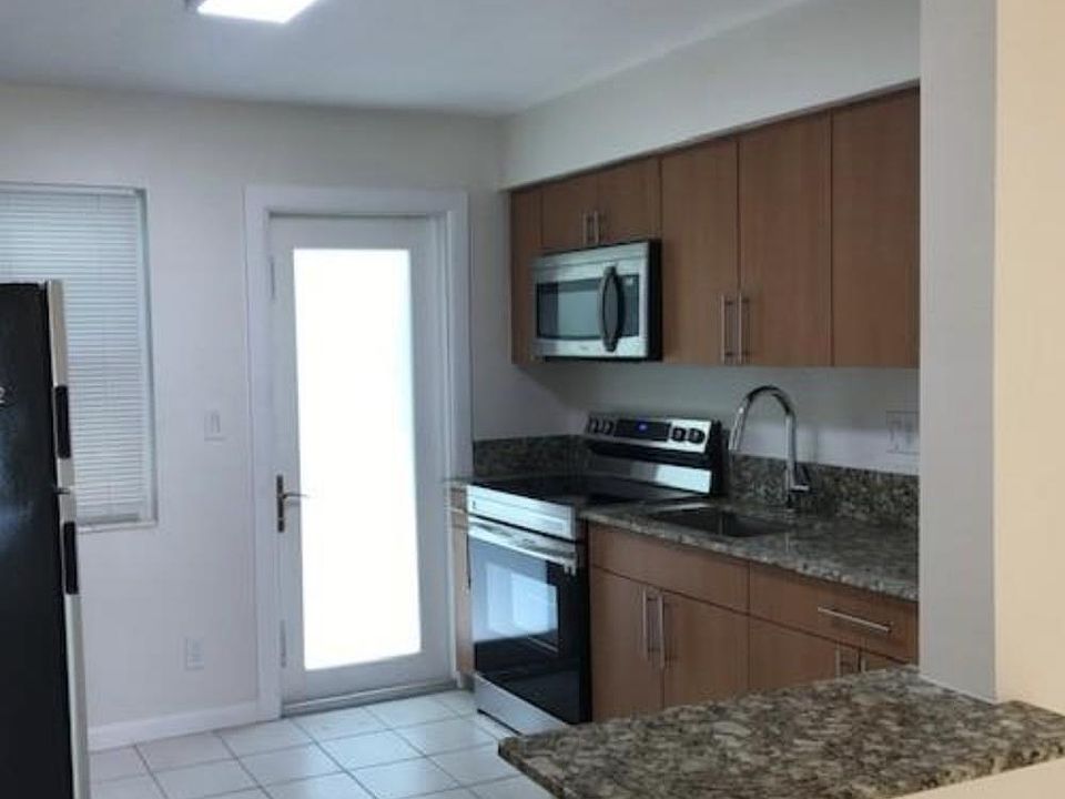2nd image of 2100 SW 47th St