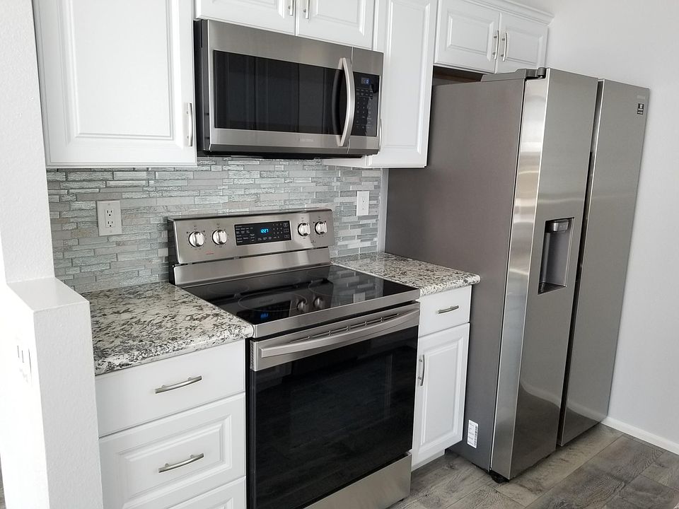 Kitchen - New (June 2020) Samsung Appliances Electric Range/Microwave/Fridge