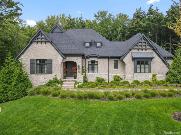 70 Hunter Dr, Rochester Hills, MI 48306