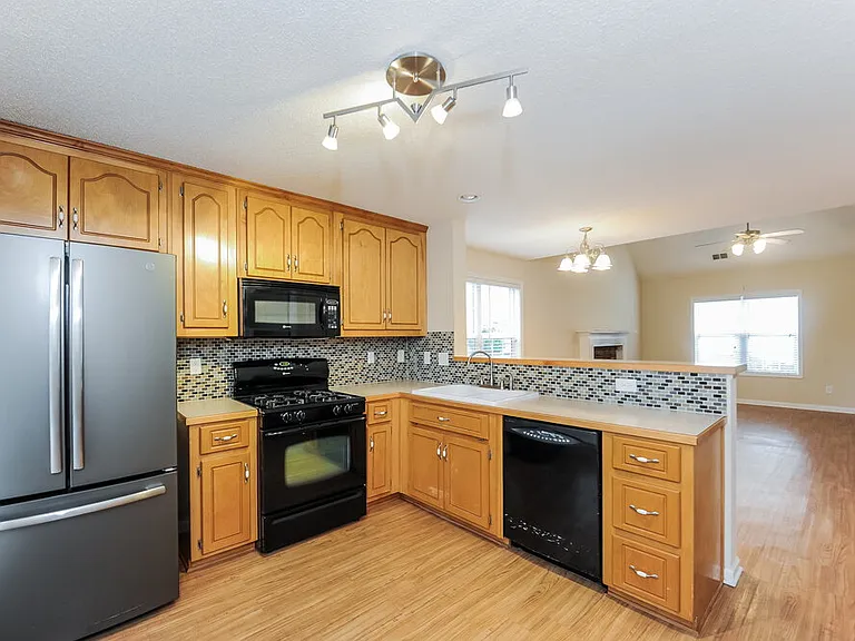 216 Mackenzie Ct — Photo 7