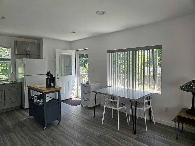 305 Burwood Ave — Photo 6