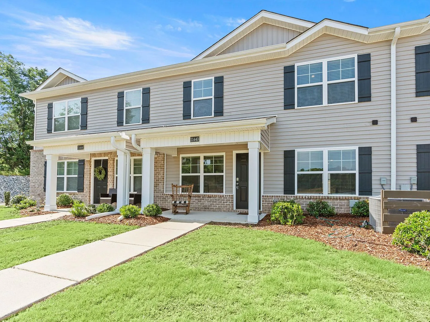 Fantastic Location Spacious 3 Bedroom Townhome with Rear-Entry Garage! — Photo 2