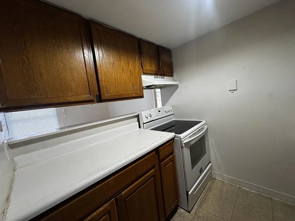 911 Rogers Pl — Photo 2