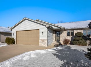 1355 Hedgerow Dr, Neenah, WI 54956