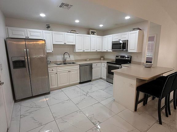 3rd image of 521 W 9TH Street