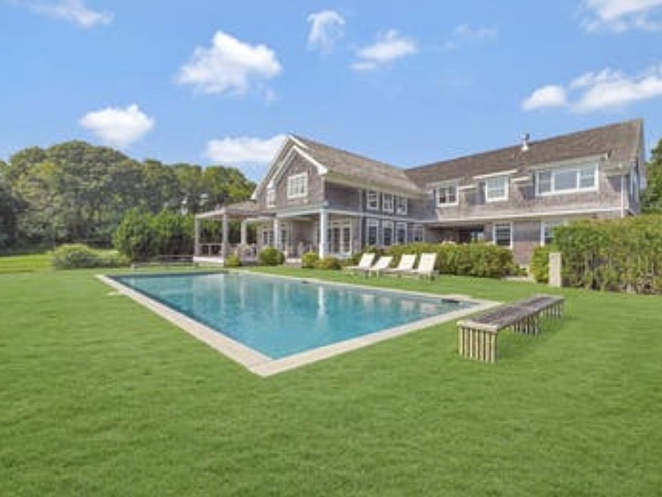 1st image of 4 Horse Meadow Ln