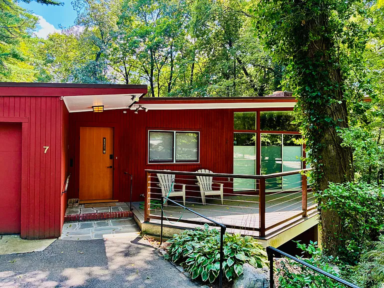7 Hickory Ln — Photo 1