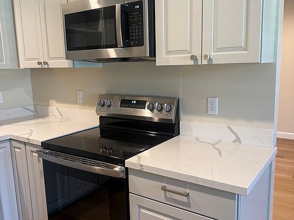 3rd image of 130 Village Ct