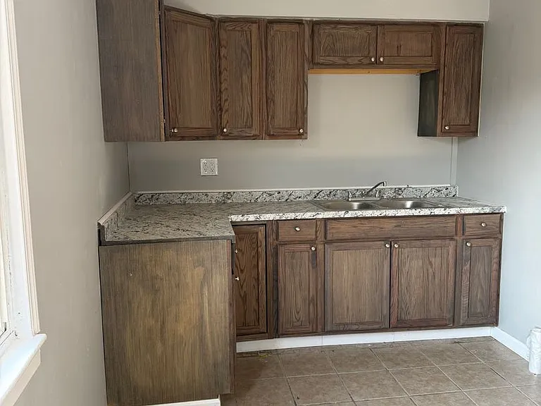 2905 Fairmount St NE — Photo 2