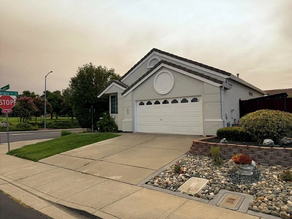 3 bed, 1312 sqft, $2,995 — Photo 2