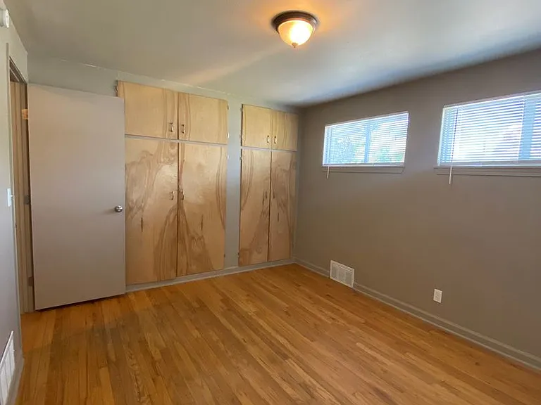 5 bedroom, 2 bath House-Cheney! Right on campus!! — Photo 12