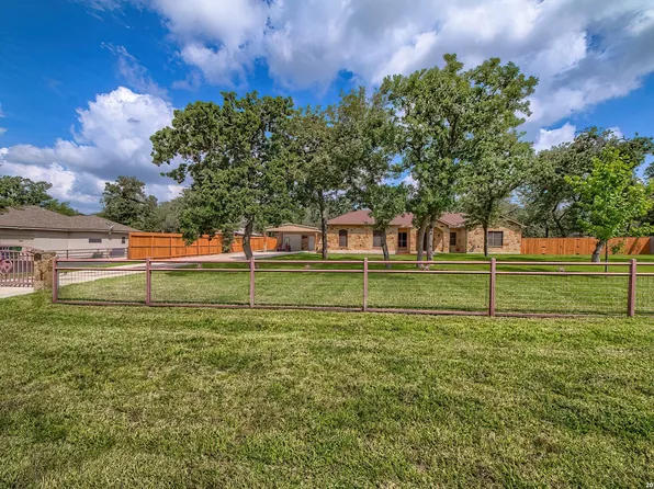 173 CHAMPIONS BLVD, La Vernia, TX 78121