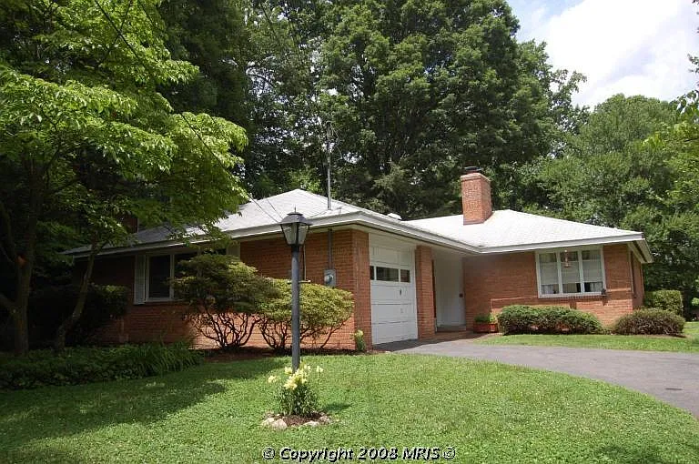 Building Photo - Lakewood Dr