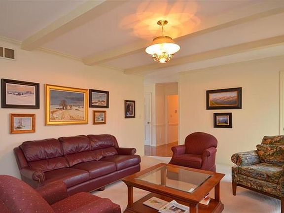 5th image of 910 Granville Ct