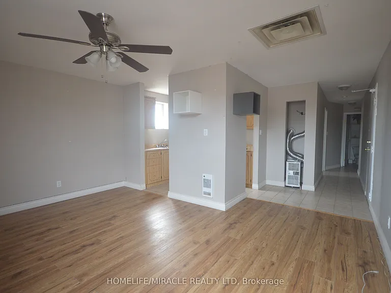 64 Holland St W #1 — Photo 4