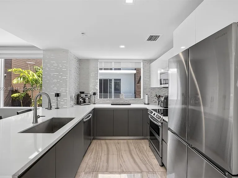 700 NE 14th Ave #311 — Photo 17