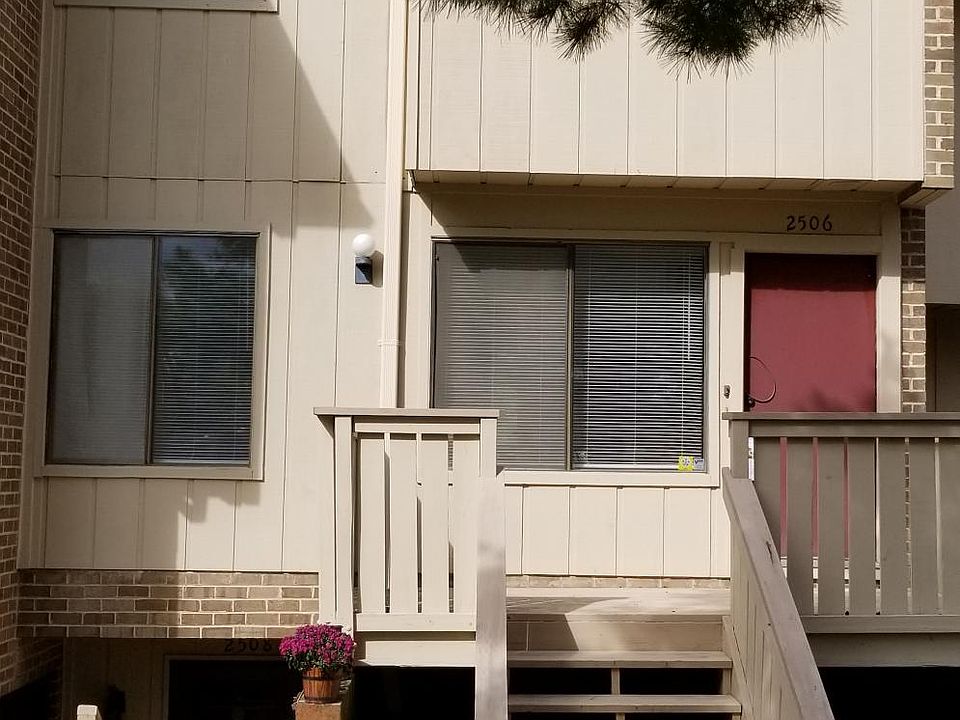 Front view of property