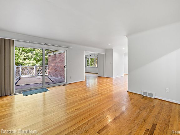 5th image of 966 Woodlea Rd