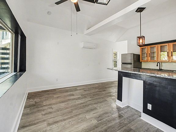 5th image of 9 Alberta St
