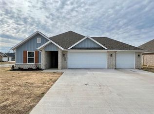 682 Kayla Maria St, Prairie Grove, AR 72753