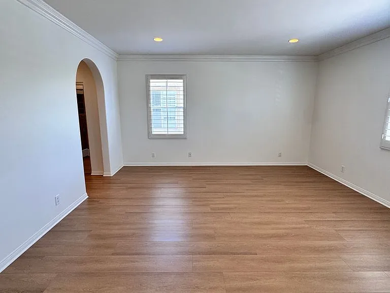 326 Manila Ave — Photo 43