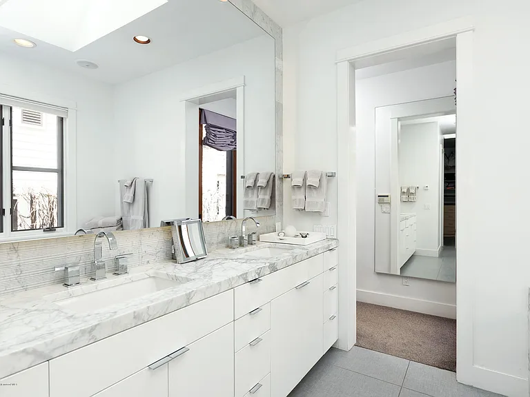 533 W Francis St — Photo 14
