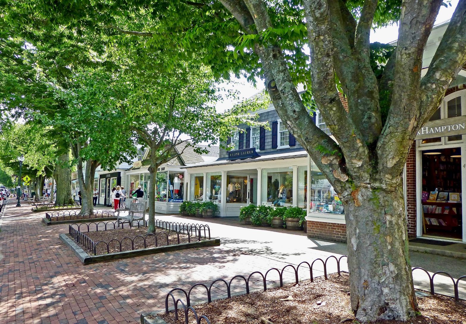  East Hampton Village 5  Mins  Away