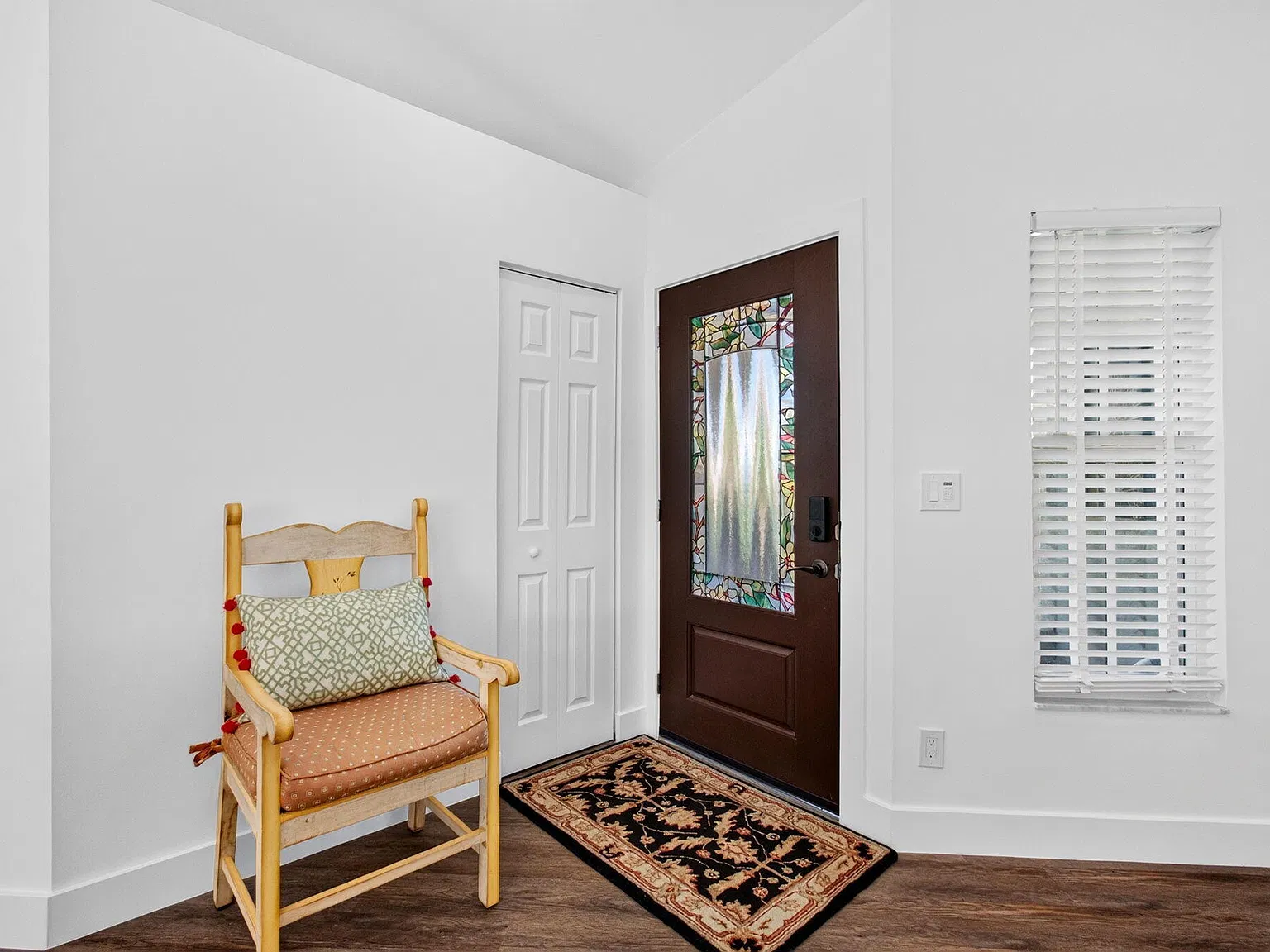 3 bed, 2.0 bath, 1904 sqft, $10,000 — Photo 3