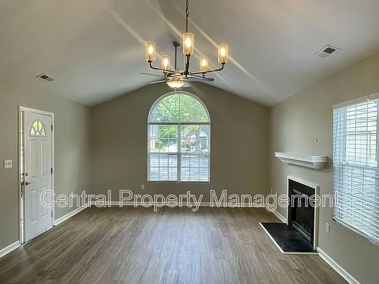 320 Woodruff Park Ln — Photo 2