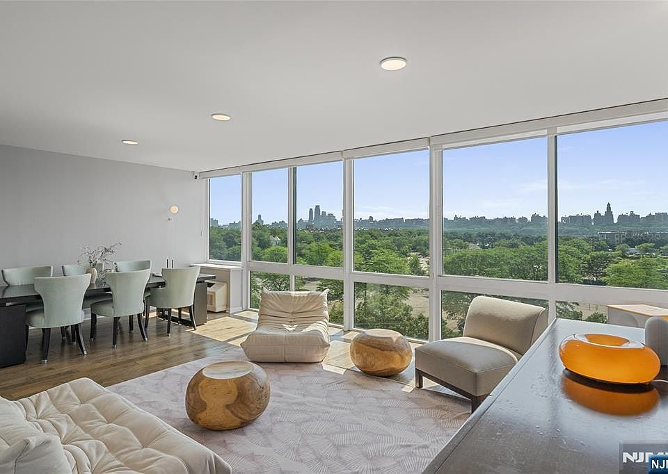 1st image of 618 Hudson Park