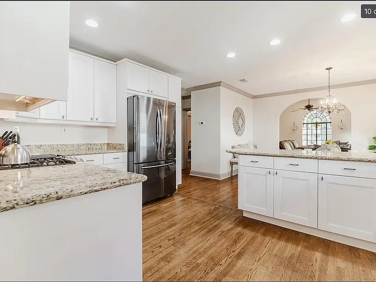 915 Stewart Dr — Photo 8