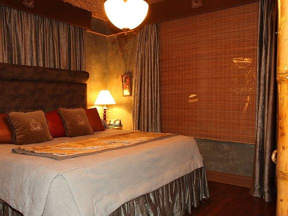 Master with unique finishes on walls & ceiling