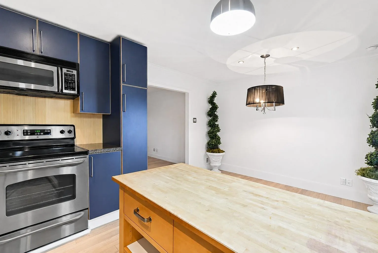 2 bed, 1.5 bath, 1068 sqft, $1,650 — Photo 3