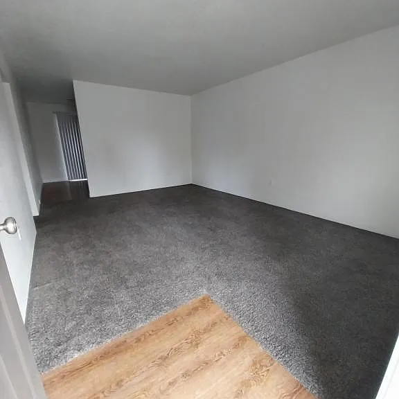 444 NW D St #F — Photo 3