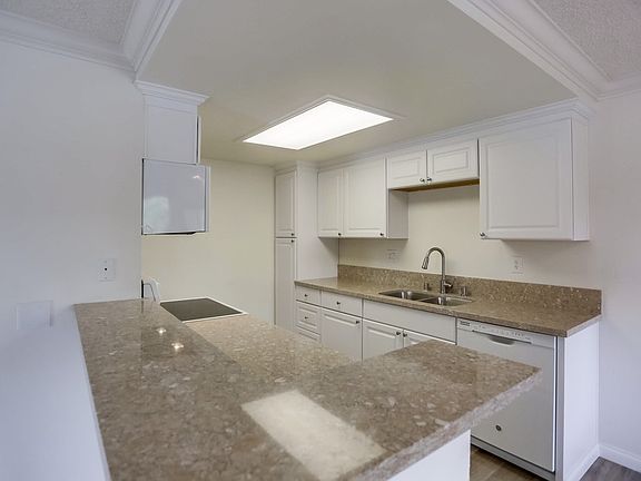 5th image of 208 Woodland Pkwy Unit 207