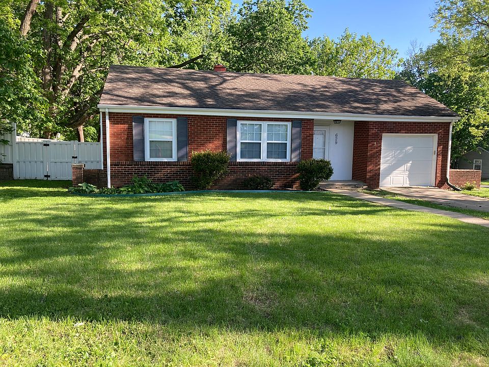 1st image of 629 NE Crestview Ln