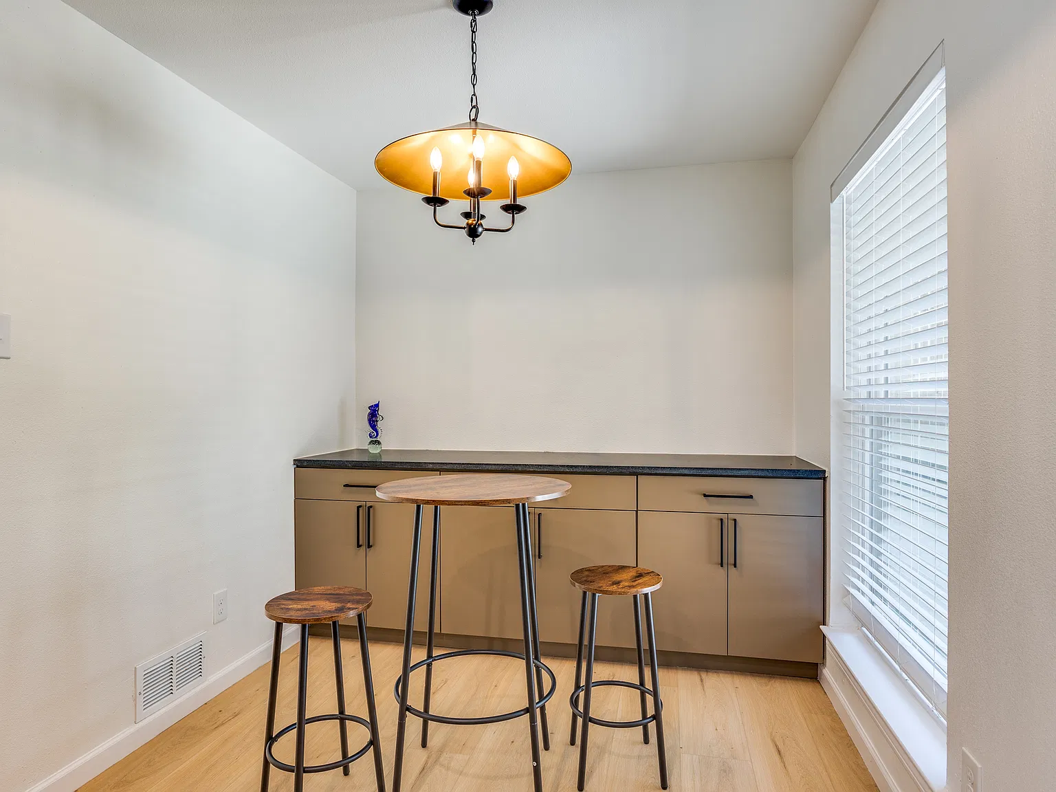 4 bed, 3.5 bath, 2432 sqft, $4,490 — Photo 3