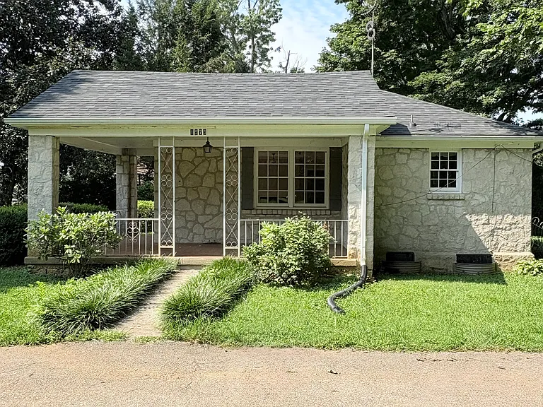 1573 Three Springs Rd — Photo 3
