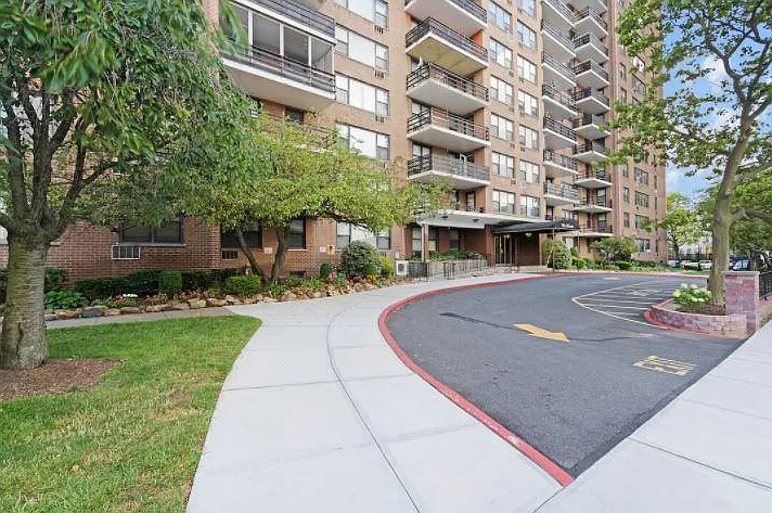 10 Huron Ave — Photo 2