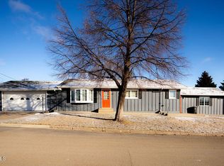 702 15th St SW, Jamestown, ND 58401