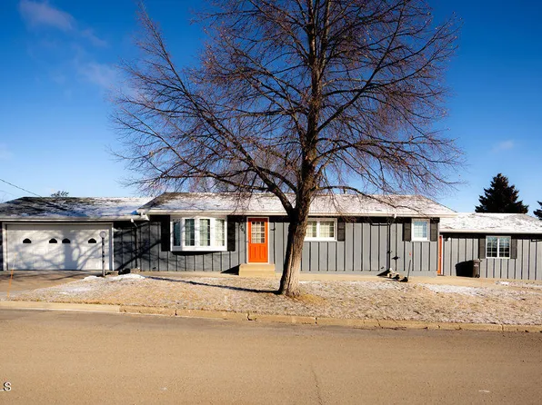 702 15th St SW, Jamestown, ND 58401