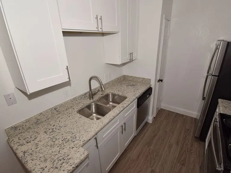 Lakeshore Villa Apartments — Photo 15