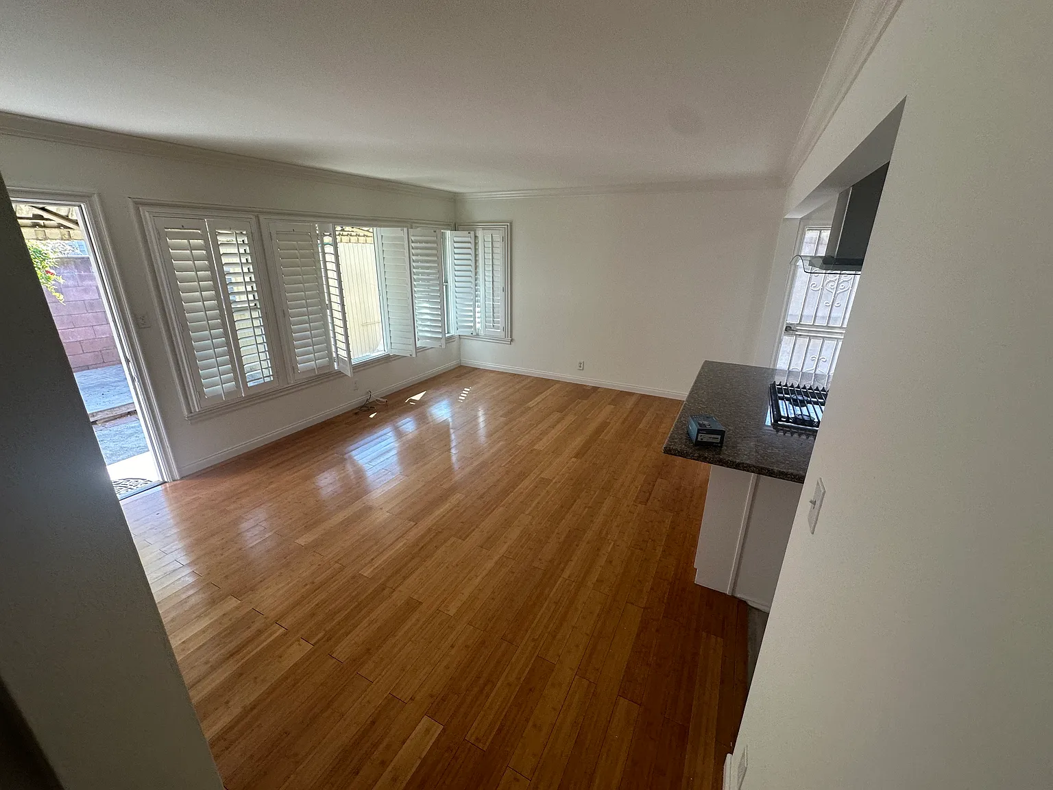1524 Loma Ave — Photo 2