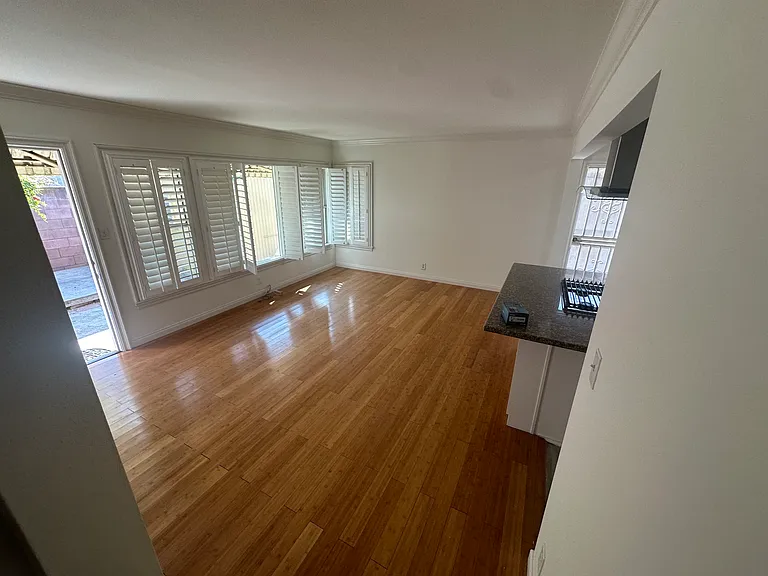 1524 Loma Ave #B — Photo 2